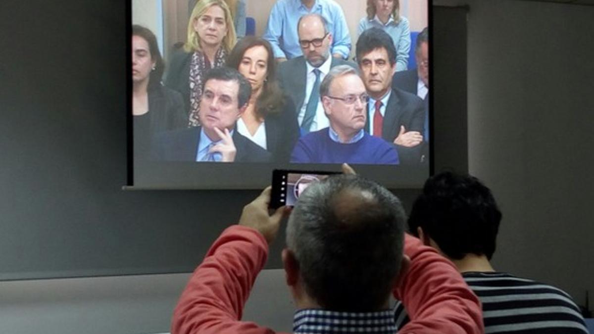 La infanta Cristina, arriba, a la izquierda, en el banquillo de los acusados, en la sala de Palma.