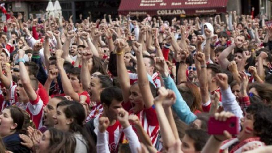 Alegría desbordada en Gijón tras el sufrido ascenso del Sporting