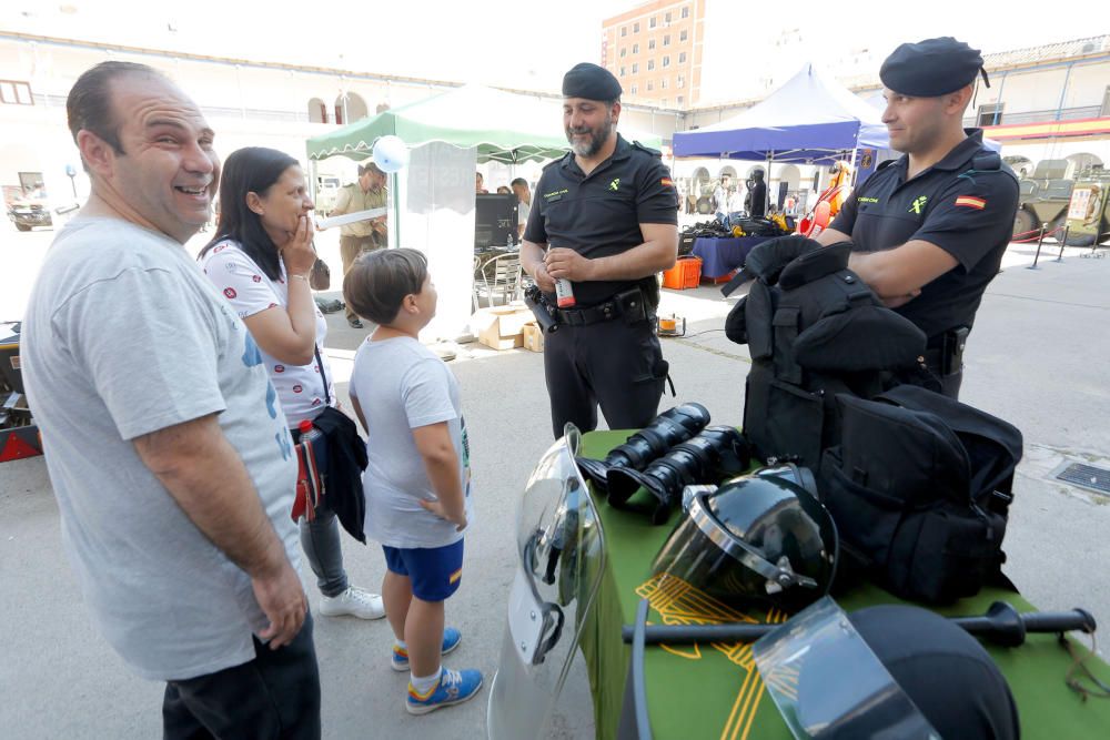 Exhibición de vehículos en el cuartel de San Juan de Ribera