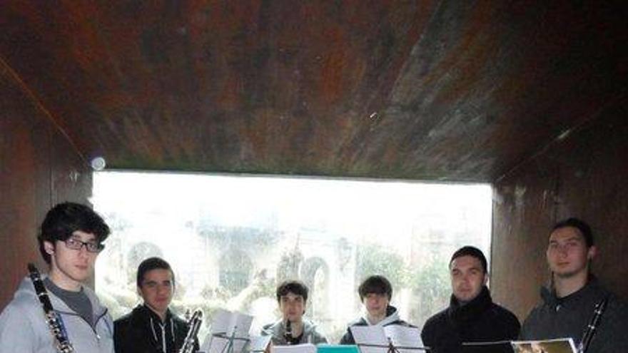 Los clarinetistas Omar Rodríguez, Pedro Álvarez, Jesús Álvarez, Javier García, Roberto Fernández y Xuacu Llaneza. | m. g. salas