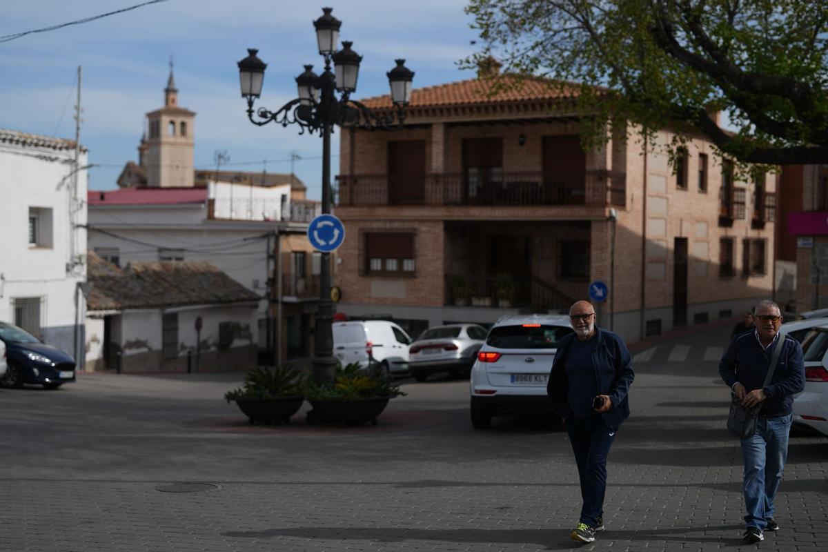 Dos vecinos pasean por el centro de Olías del Rey, en Toledo.