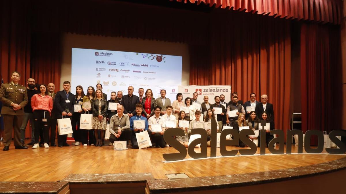 Foto de familia de los ganadores de los Premios Don Bosco 2023, este jueves en Salesianos.