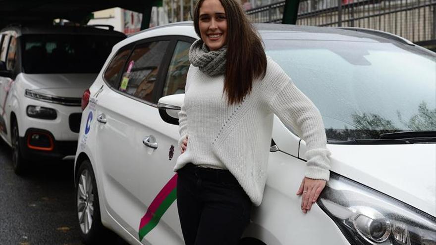 Una cara femenina en el taxi