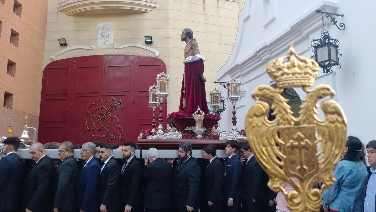 Salida del Santo Suplicio desde el interior de la Ermita de Zamarrilla.