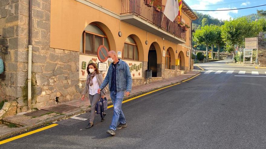 La directora de la Presidència a Girona, Maria Josep Porta, i l&#039;alcalde d&#039;Ogassa, Josep Tremps, passejant davant l&#039;ajuntament municipal