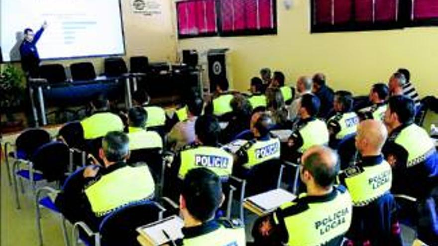 Más de 30 policías locales se forman como agentes tutores