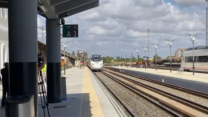 El tren rápido de Extremadura llega a la estación de Mérida
