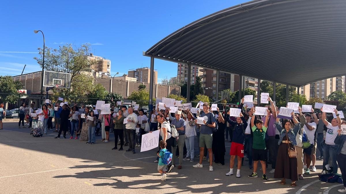 Las familias del colegio Cesáreo Alierta protestan por el caos en las actividades extraescolares.
