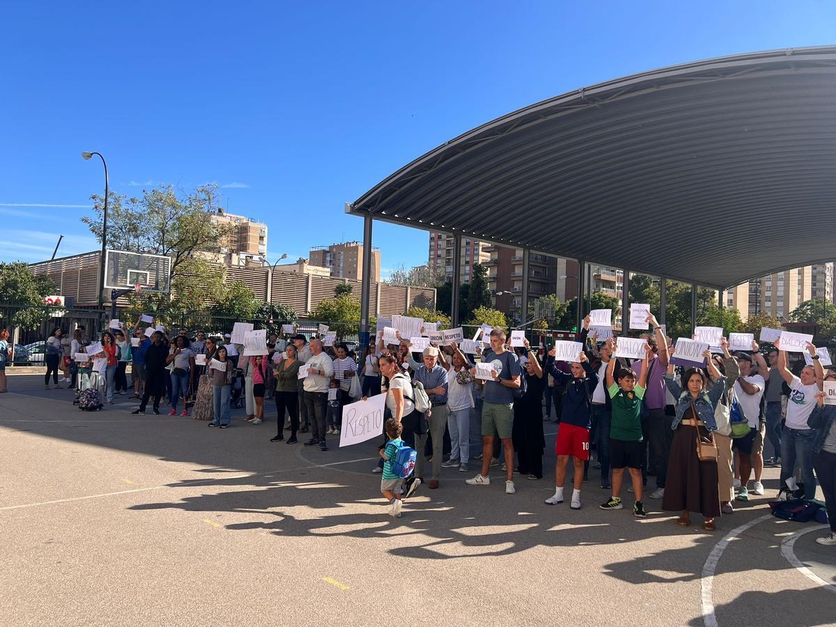 Familias del colegio Cesáreo Alierta protestan por las extraescolares en septiembre.