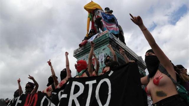 Miles en Chile protestan también contra la violencia machista