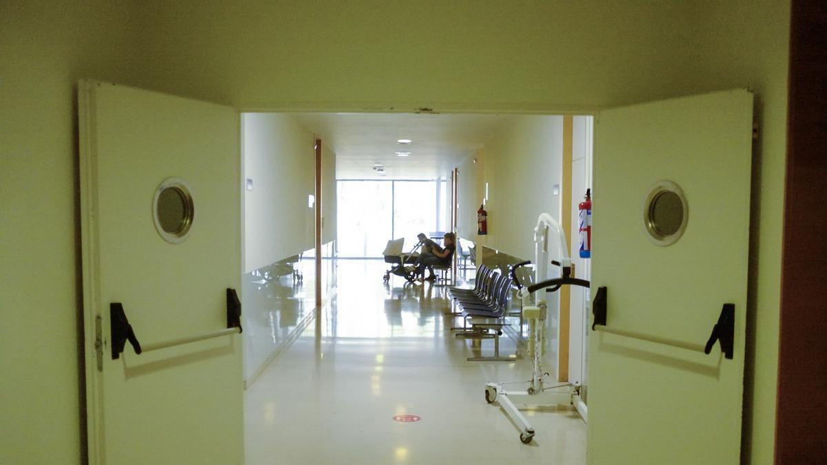 Una pareja con su bebé esperando en el Centro de Salud Benavente Norte.