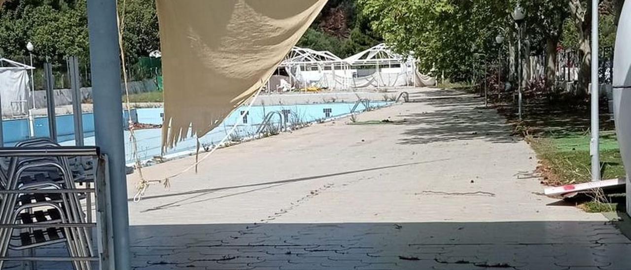 La piscina municipal al aire libre de la Vall lleva cerrada desde julio del 2019.