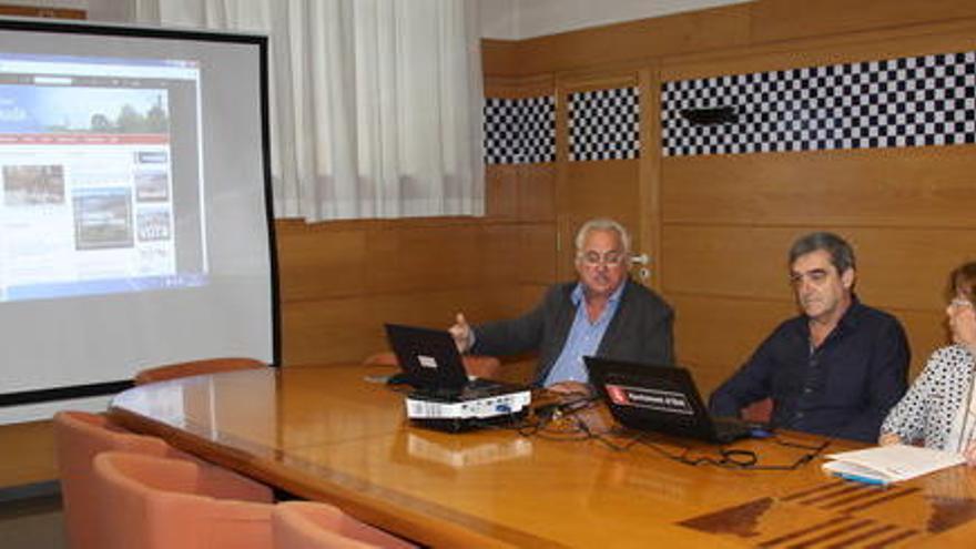 El moment en què l&#039;alcalde d&#039;Olot, Josep Maria Corominas, ha votat en la consulta.