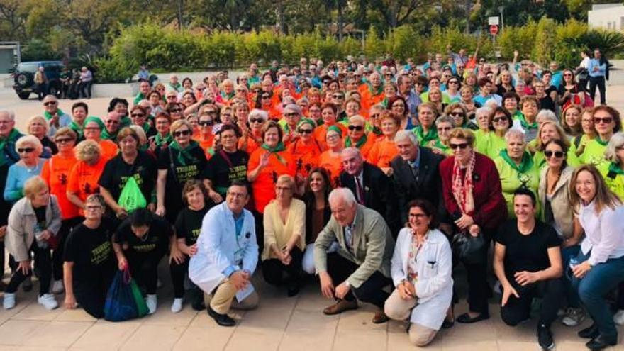 Sandra Gómez y Ana Barceló, junto a las personas mayores en «Más que Abuelos».