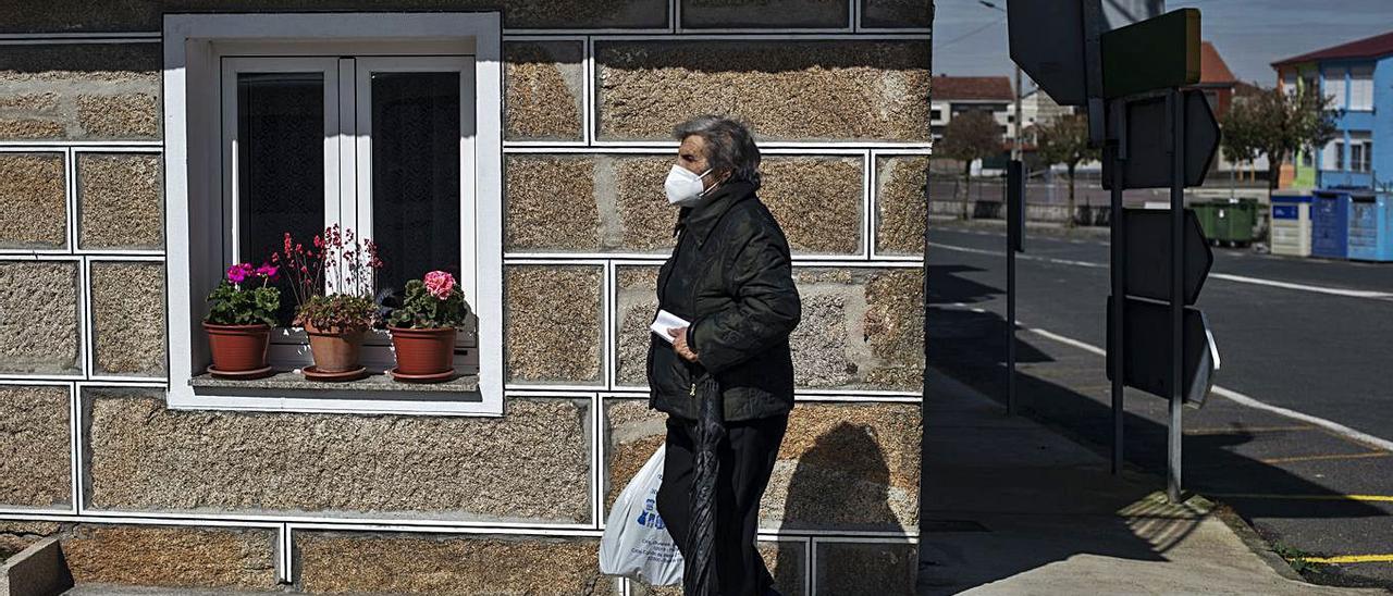 Una mujer camina por Cualedro, con cierre perimetral.  | // BRAIS LORENZO