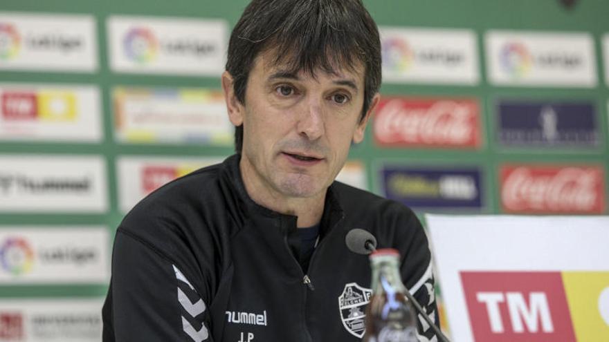 El entrenador del Elche José Rojo, Pacheta, en la sala de prensa del Martínez Valero.