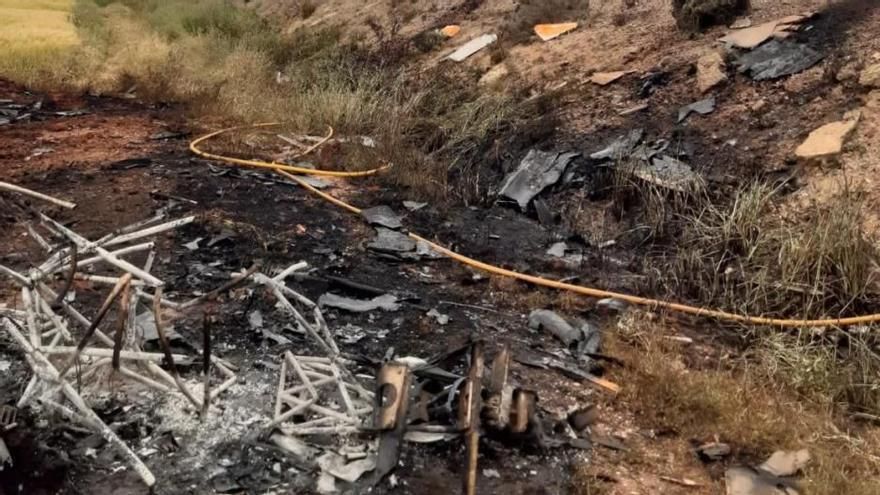 Restos calcinados de la avioneta tras el accidente.