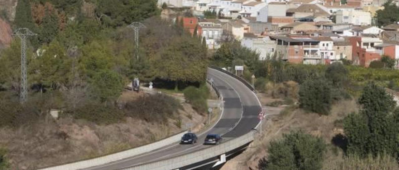 Fotografía de Sellent, al fondo, con su acceso en primer término en una imagen tomada ayer.