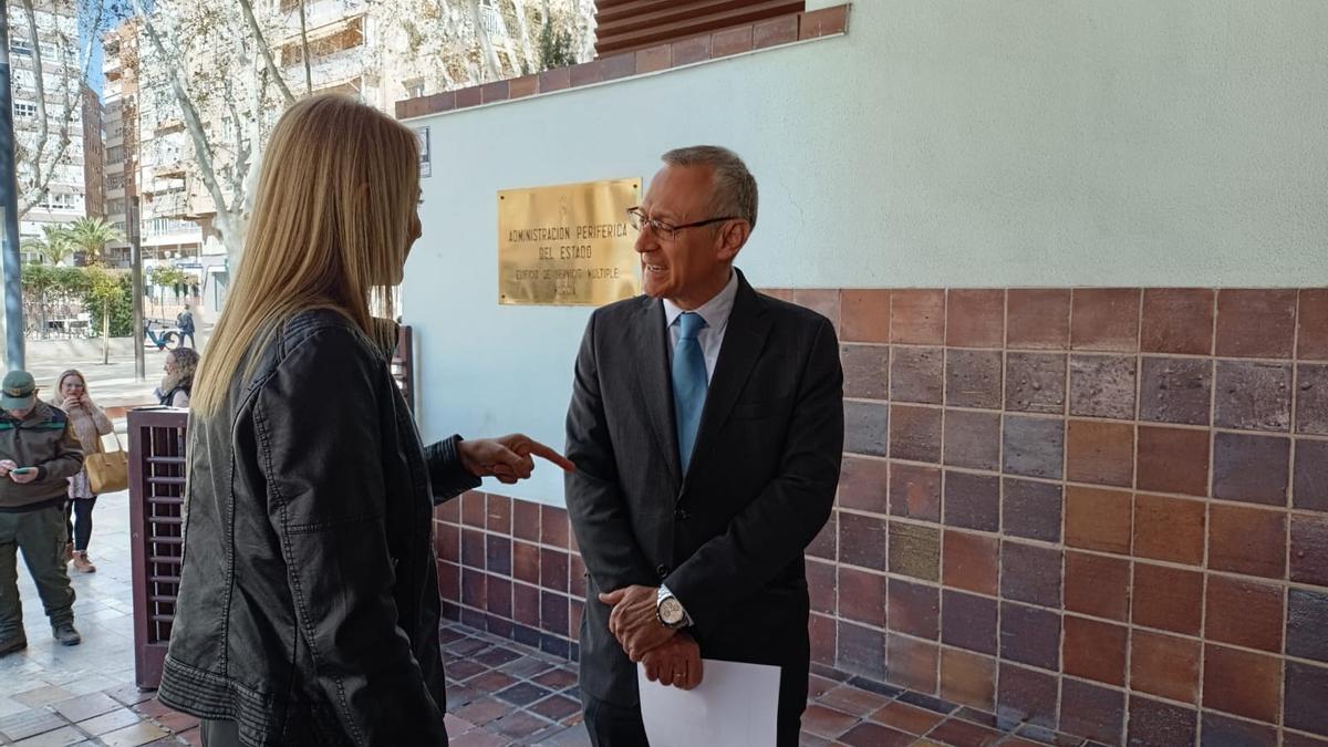 El delegado terrritorial de la Aemet, Juan Esteban Palenzuela, este lunes junto a la delgada del Gobierno, Mariola Guevara.