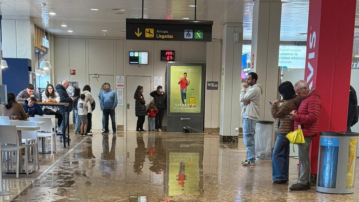 Aspecto de la zona de llegadas del Aeropuerto de Asturias, este domingo por la tarde.