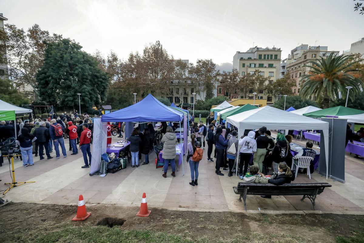 Estands de las diferentes entidades, este lunes en plaça Patins.