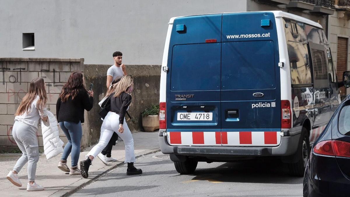 Un grupo de jóvenes, increpan el furgón policial donde está el acusado, después de la reconstrucción de los hechos.