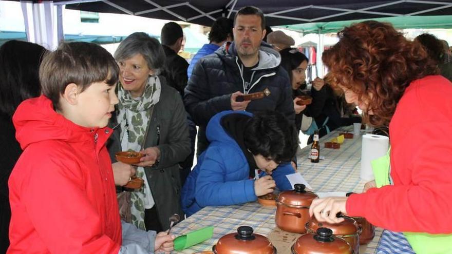 La cata popular que se celebró en el centro del pueblo tinetense.