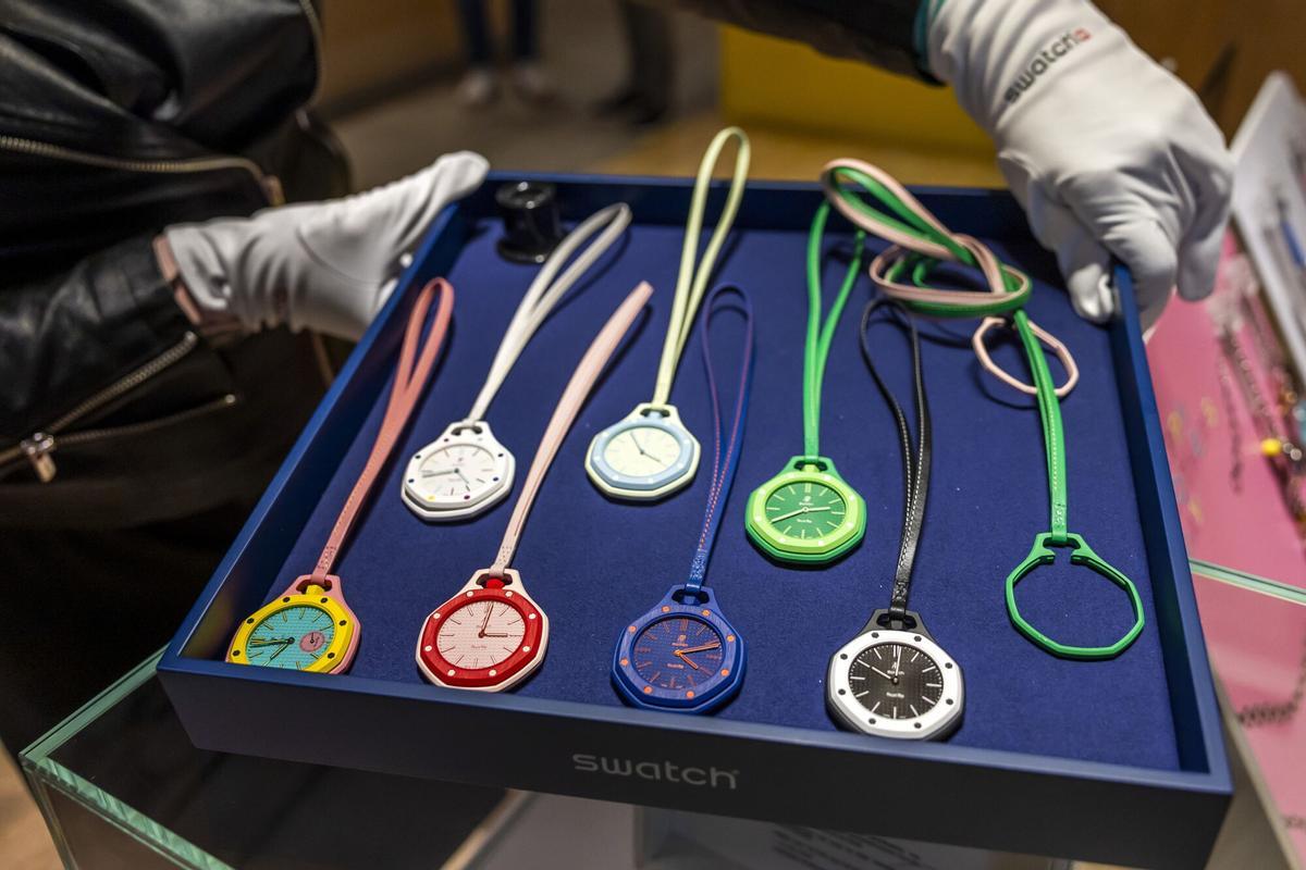 GENEVA (Switzerland), 16/05/2026.- A saleswoman shows the new Royal Pop watches by Swatch and Audemars Piguet to a customer in Geneva, Switzerland, 16 May 2026. The collection of eight Royal Pop watches, combining Audemars Piguet's Royal Oak design with Swatch's Pop concept, goes on sale in Swatch stores worldwide starting on 16 May. (Suiza, Ginebra) EFE/EPA/SALVATORE DI NOLFI