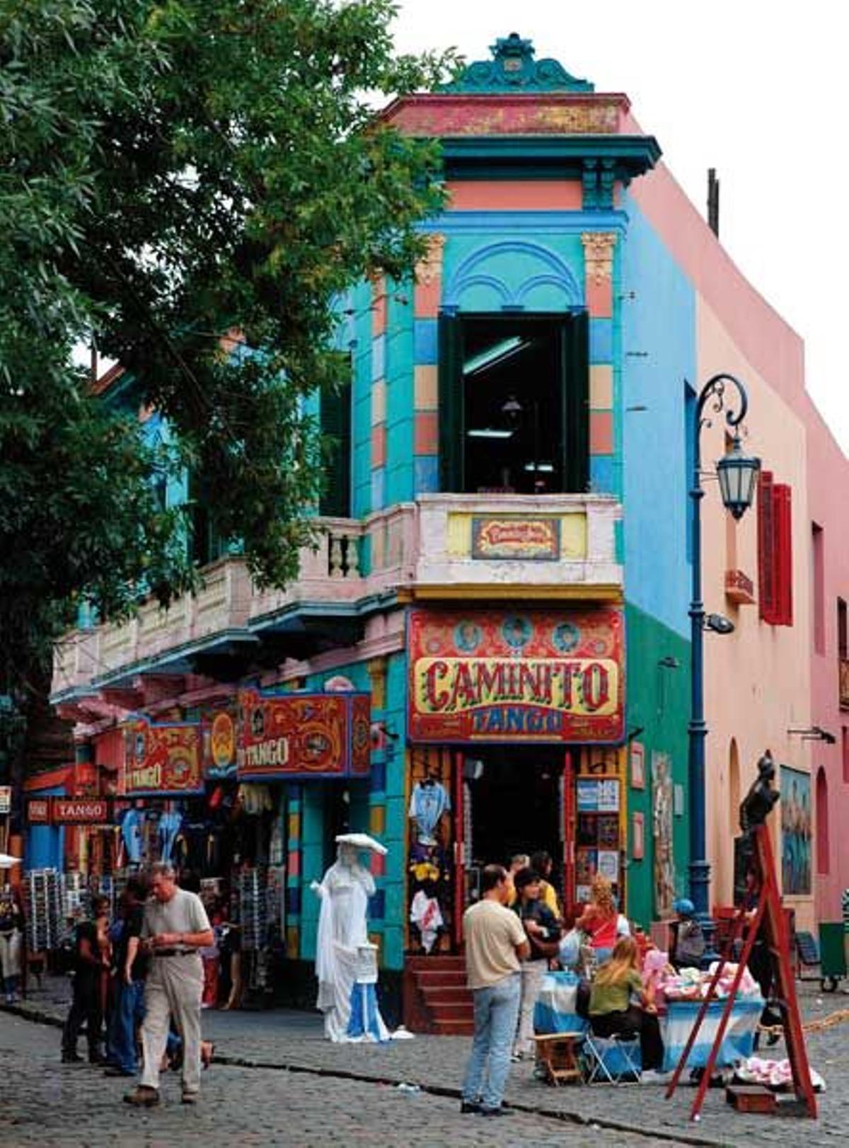 El Caminito, la calle
peatonal más singular de
Buenos Aires, está en el
corazón de La Boca, un
ba
