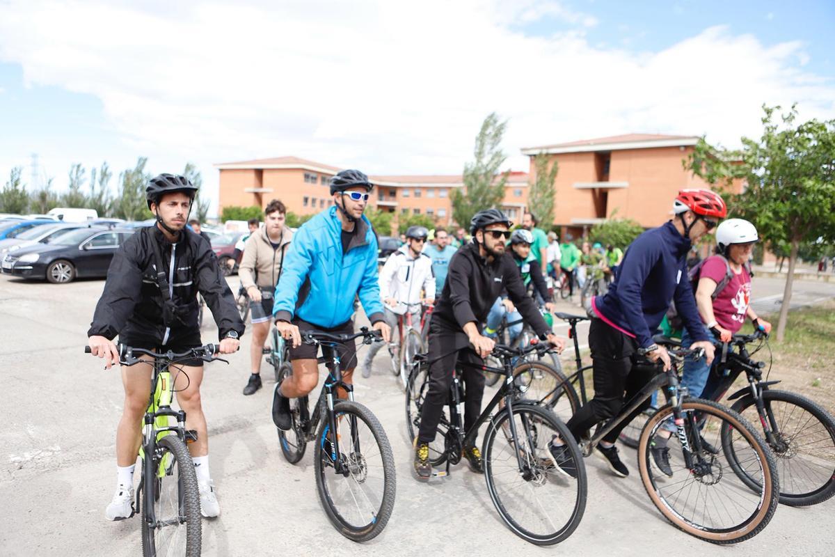 Bicicletada desde el IES Ítaca para reclamar seguridad jurídica para los profesores en las salidas extraescolares.