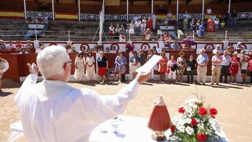 Público asistente a la misa del día de Begoña en El Bibio.