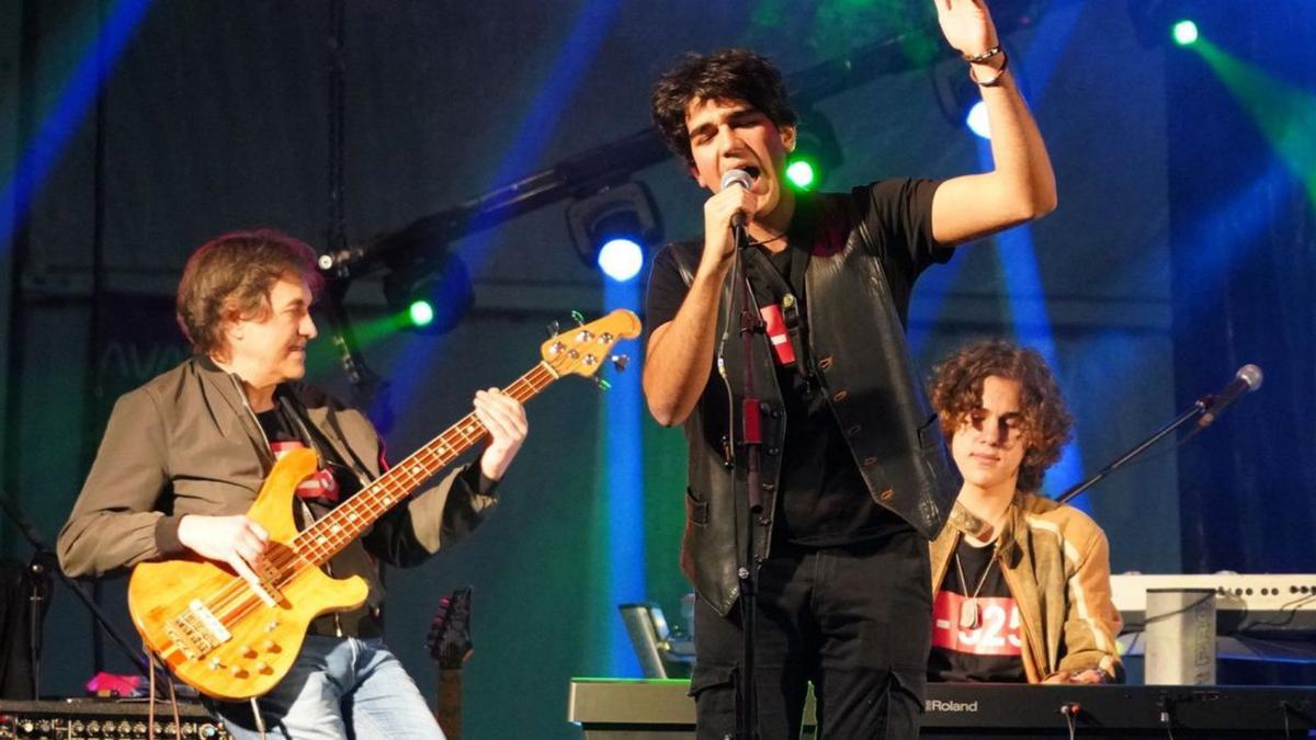 Mateo canta &#039;Miña terra galega&#039; con su padre al bajo y su hermano Samuel en el teclado.