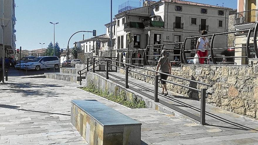 El alcalde de Coria destaca las obras ejecutadas en accesibilidad