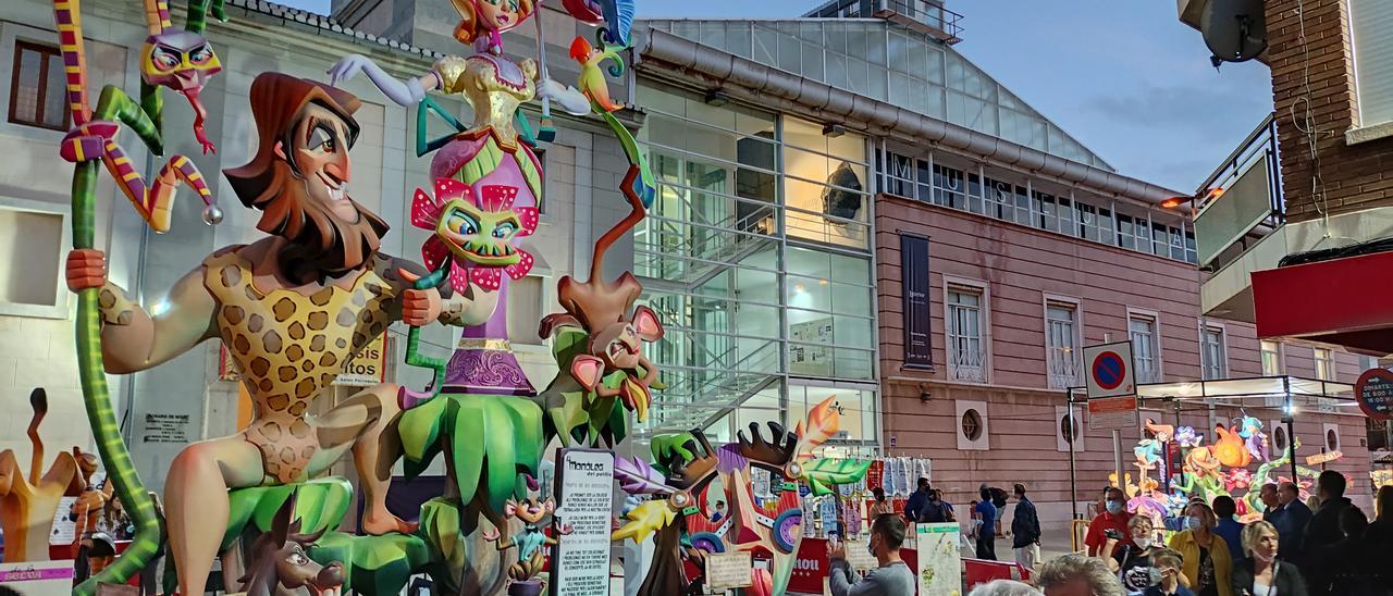 Al ser víspera de festivo, el ambiente festivo ha colonizado más que nunca las calles de Burriana.