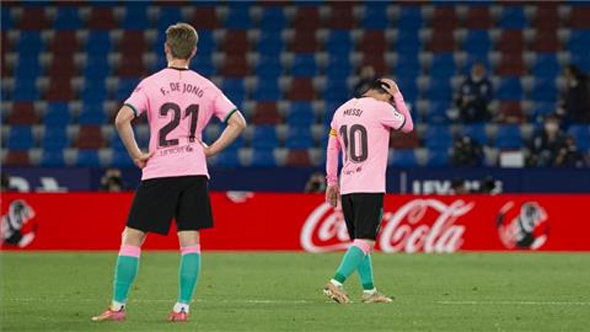 De Jong junto a Messi, sobre el césped del Ciutat de València