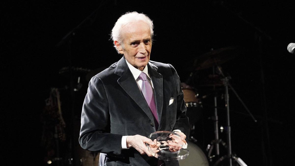El tenor Josep Carreras recollint el guardó a l’Auditori de Girona.