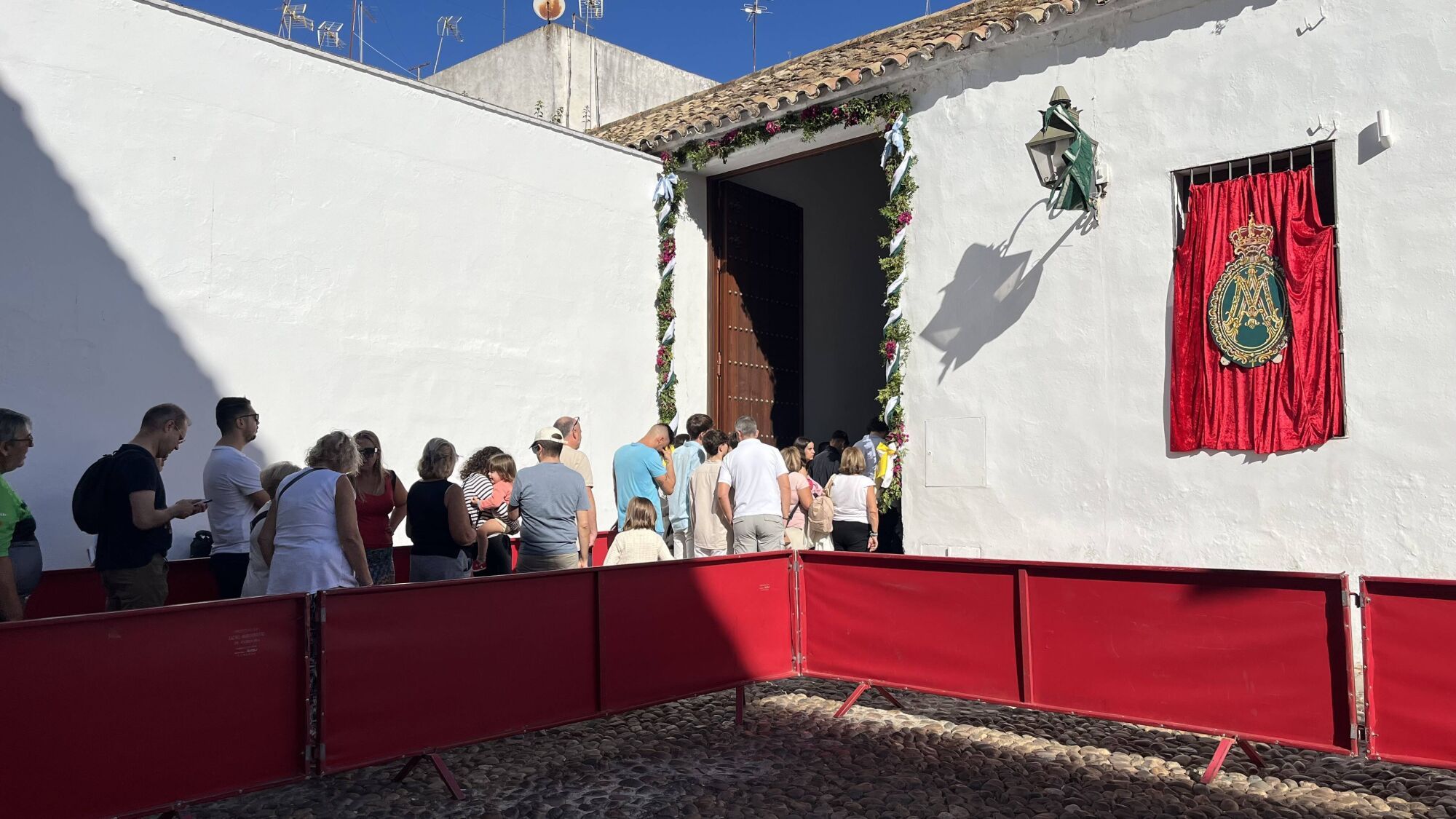 Las visitas a los templos del Magno Vía Crucis, en imágenes