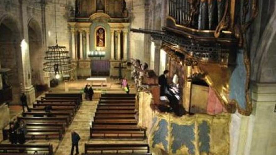 Organist Tomeu Seguí an der beeindruckenden Kirchenorgel von Santanyí.