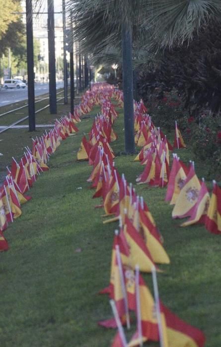 La Avenida Juan de Borbón de Murcia amanece con miles de banderas de España por las víctimas del coronavirus