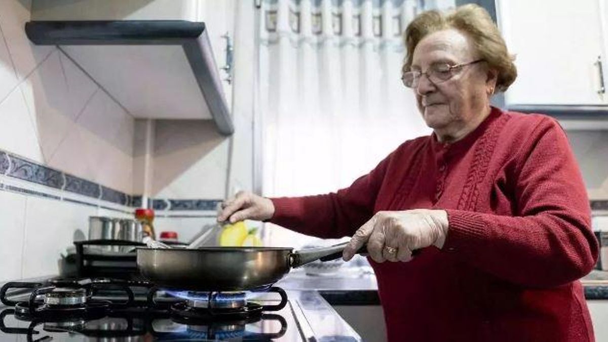 Una mujer cocinando con gas.