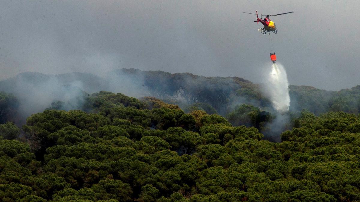 Un helicòpter dels Bombers en les tasques d&#039;extinció de l&#039;incendi d&#039;Argentona