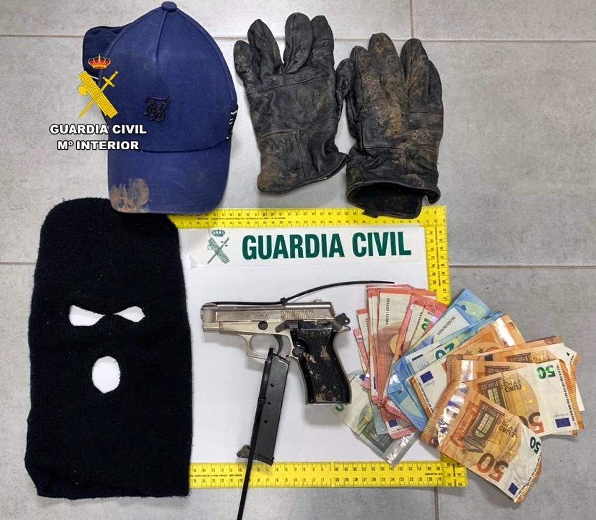 Pistola, dinero y prendas intervenidas a los detenidos.