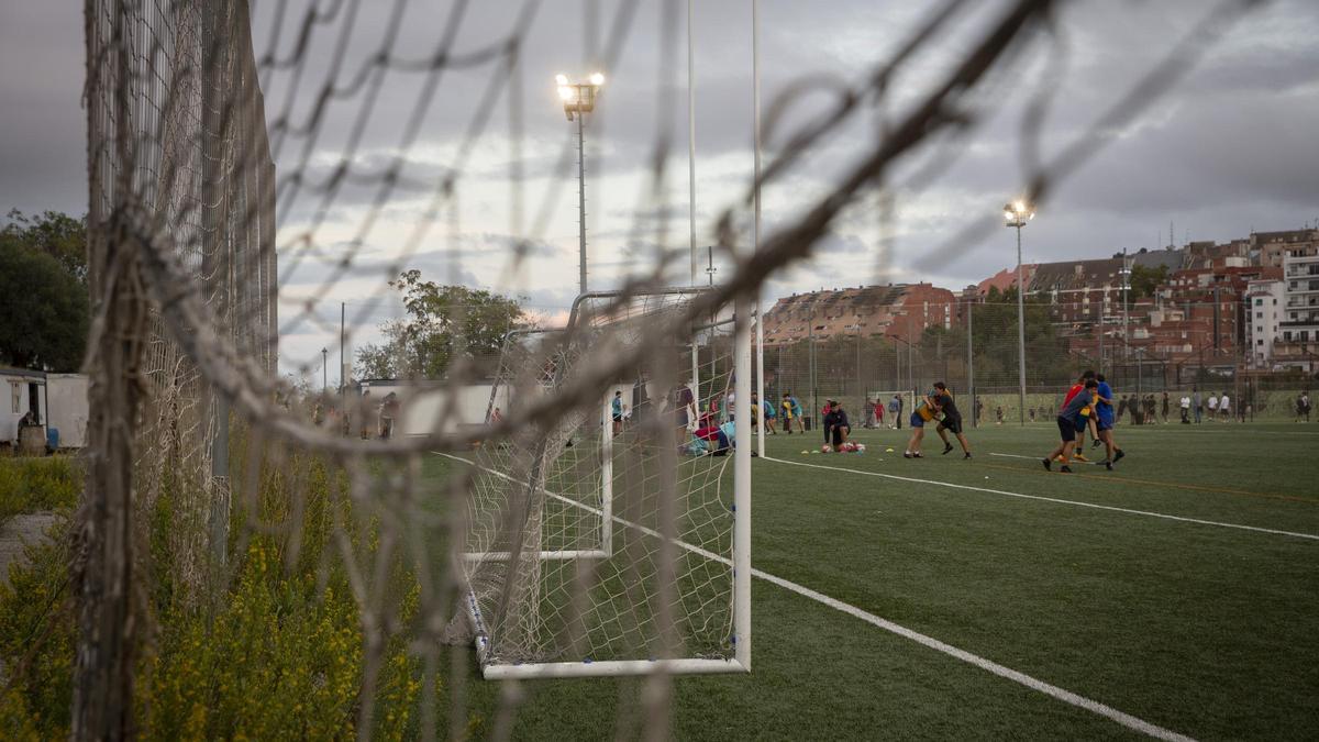 Uno de los campos que comparten equipos de distintas disciplinas en el complejo deportivo de la Teixonera-Vall d'Hebron, en Barcelona.