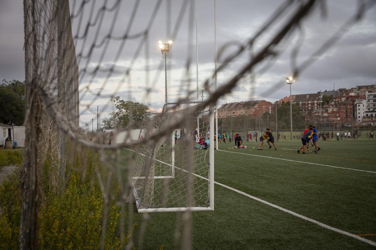 Rates i apagades en els partits: les desaventures sense remei als camps de futbol de la Vall d’Hebron