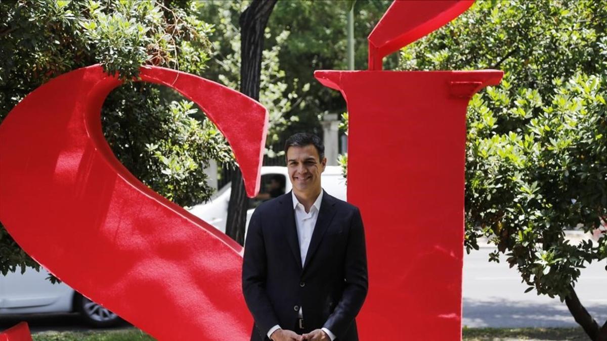 Pedro Sánchez posa frente al lema de campaña del PSOE, este viernes en Madrid.