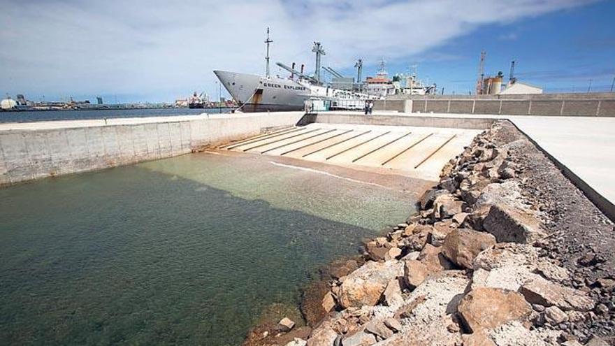 Rampa de varada ya hormigonada de la nueva planta de desguace de barcos del dique Reina Sofía del Puerto de La Luz.