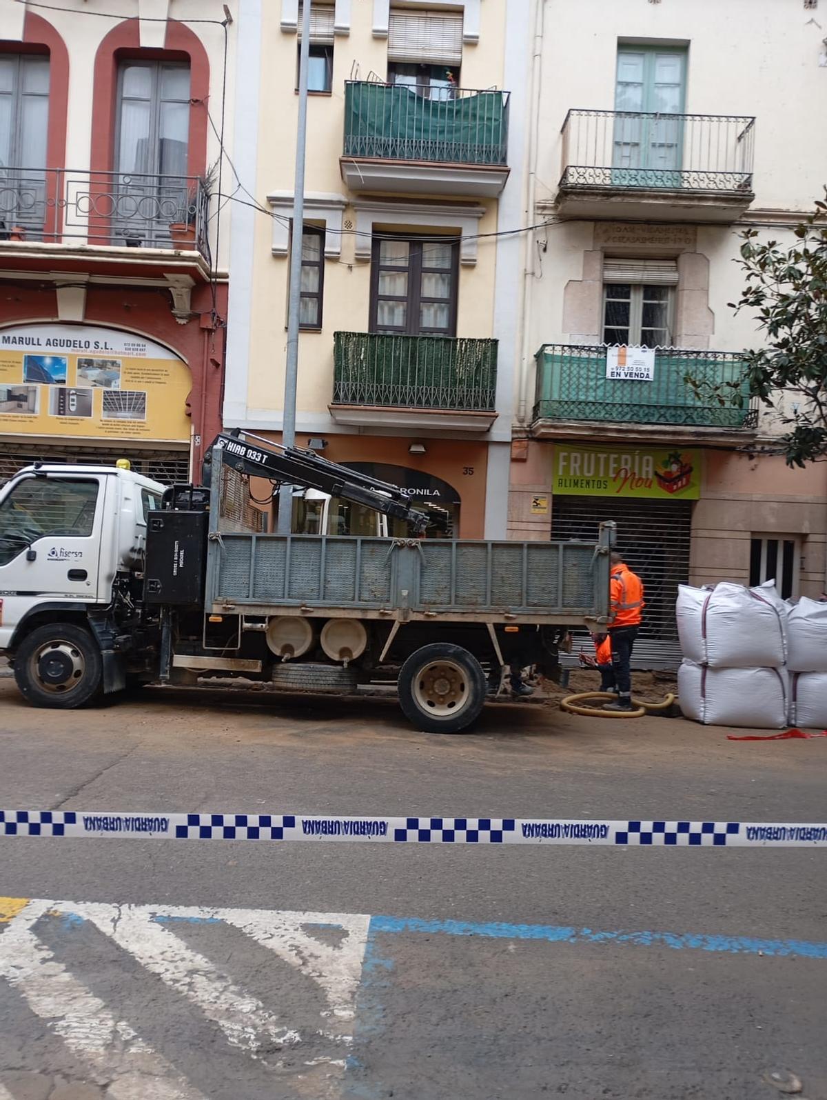 EN IMATGES | Una fuita al carrer Nou de Figueres talla el subministrament d’aigua a diversos veïns i afecta quatre comerços