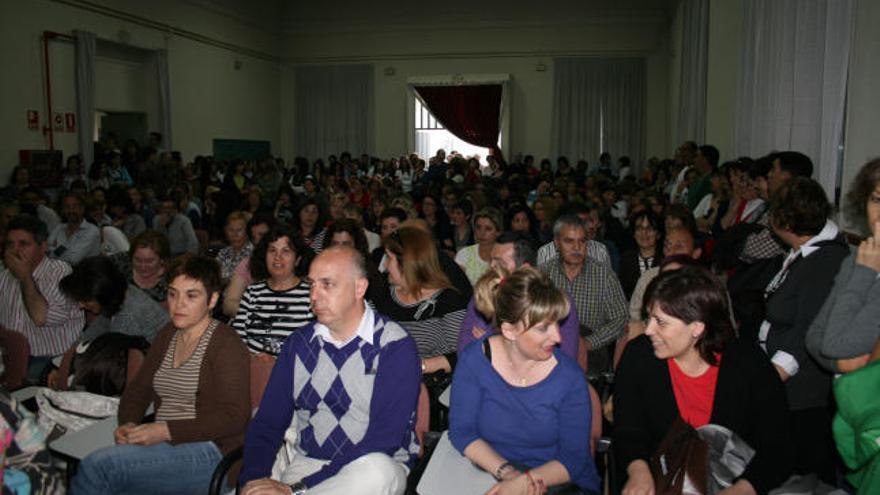 Unos 300 padres y madres llenaron ayer el salón del instituto Botànic Cavanilles para escuchar las explicaciones sobre el futuro del centro en el que estudian sus hijos.