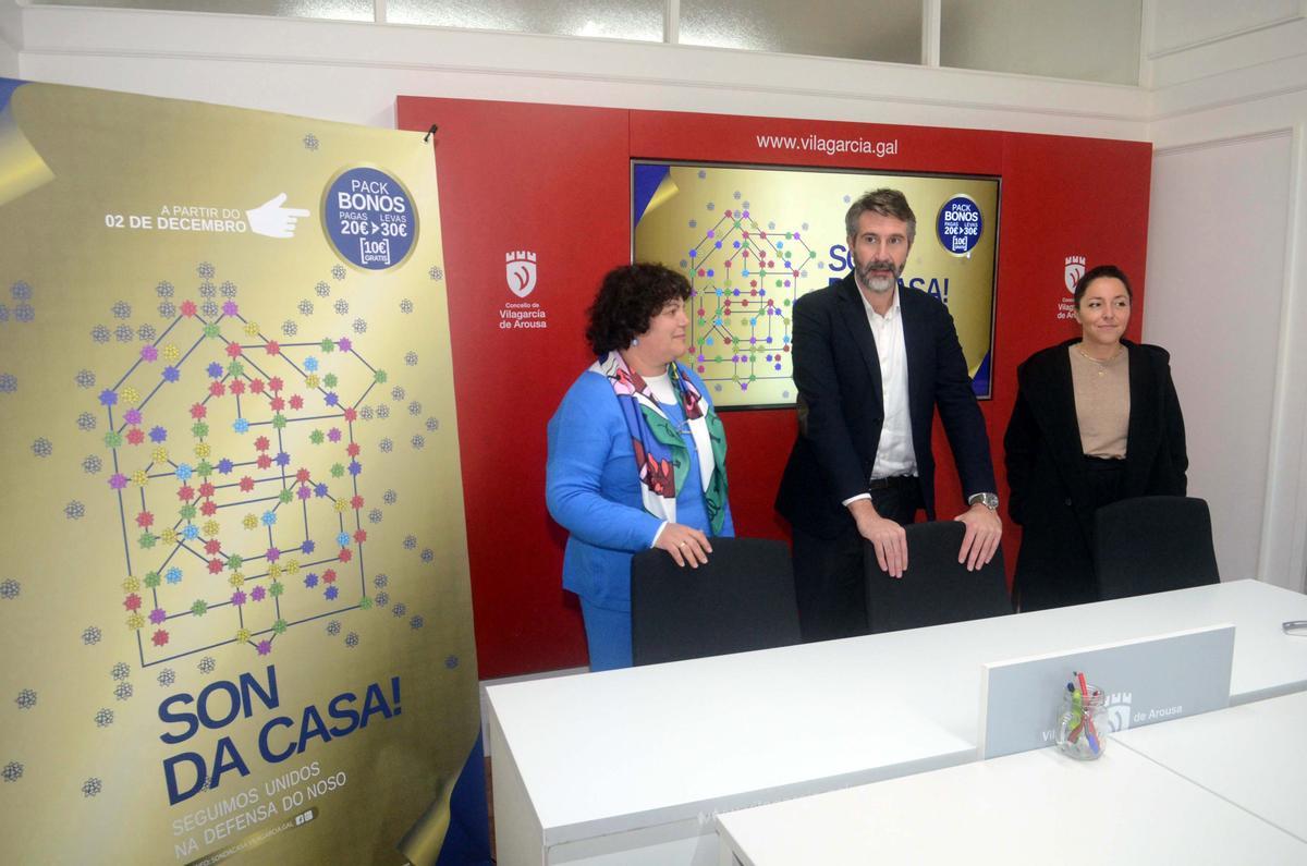 Rocío Louzán, Alberto Varela y Alba Briones, ayer en la presentación de los bonos.