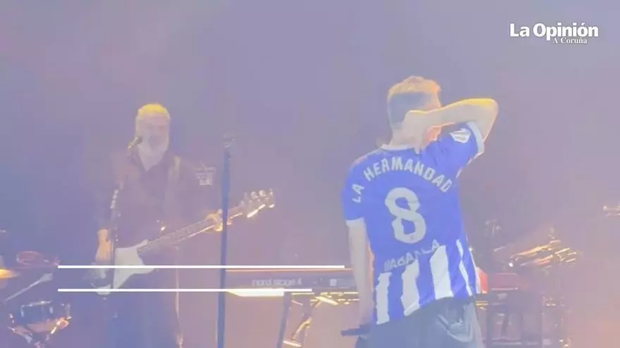 Santi Balmes, de Love of Lesbian, se despide en A Coruña antes del parón con una camiseta del Dépor en su segunda noche en Pelícano